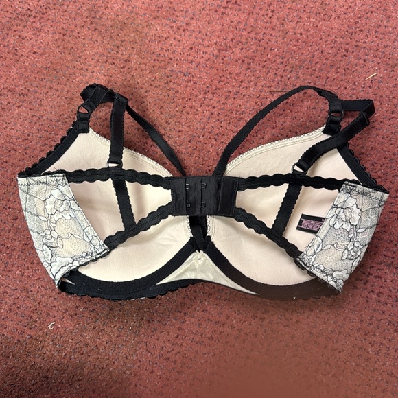 VS lingerie set - Picture 5 of 5